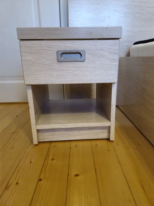 Vând pat matrimonial cu spații de depozitare + 2 comode (noptiere)