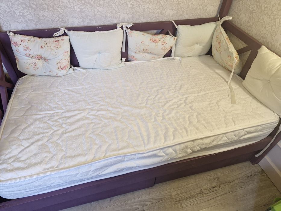 Детская кровать и матрас