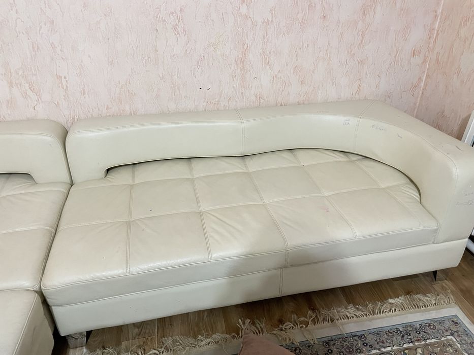 Диван белый кожанный