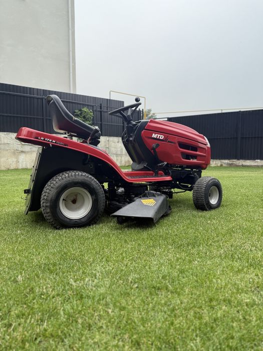 Мини трактор для уборки газона