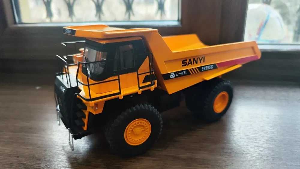 Продаю металлические модели спецтехники 1:18