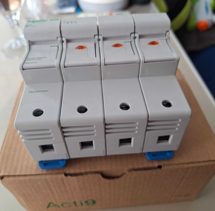 Separator cu fuzibile Schneider 3P+N A9GSB750+ 4 sigurante fuzibile