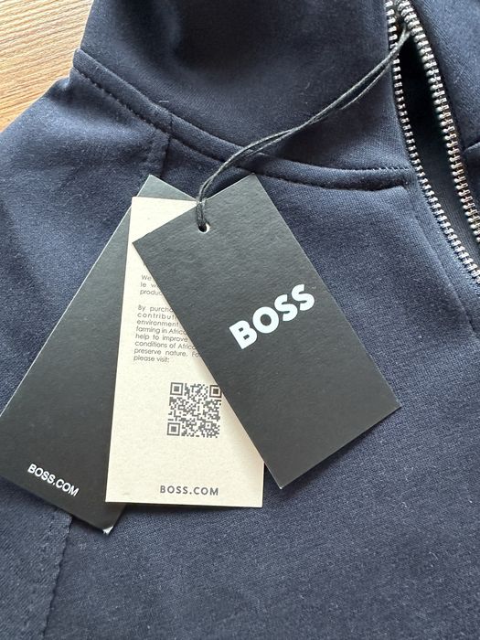 Мъжки,памучен,тъмно син екип Hugo BOSS с метално лого,без качулка
