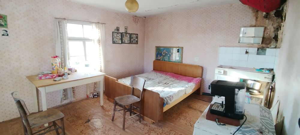 Продава се двуетажна къща в село Садовик, област Перник