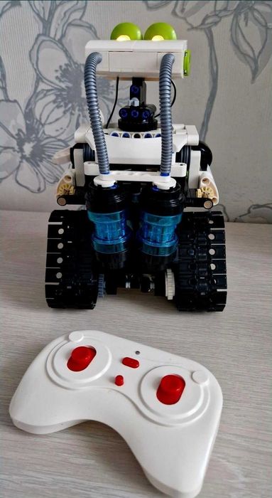 Cada bot programabil  +8 LEGO