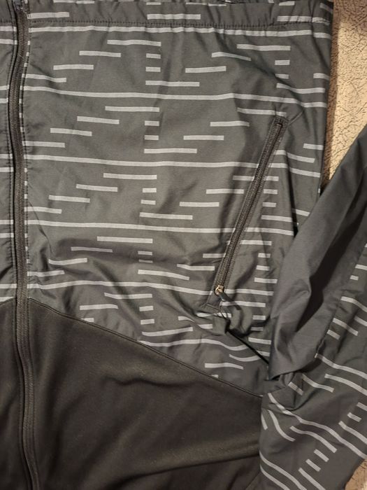 Продавам черна ветровка Nike размер L