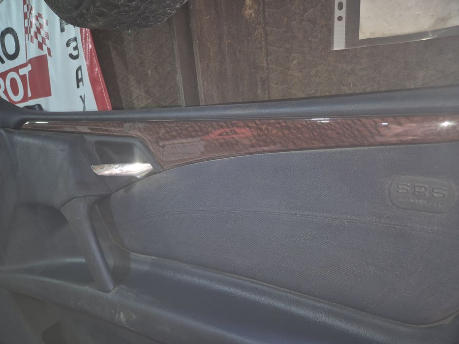 Дверные обшивки Мерседес 210 с деревом