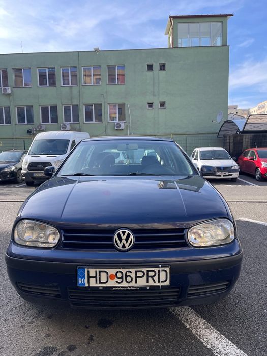Vând vw golf 1,4 benzina af.2002 în stare bună de funcționare.