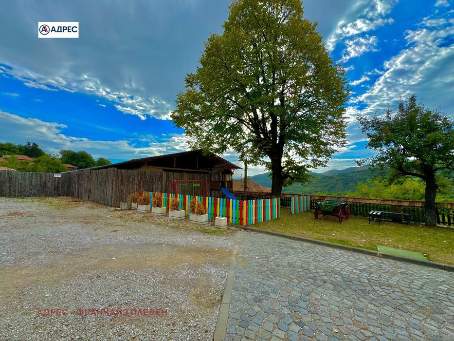 Продава се Хотел в с. Типченица, Област Враца - 1300 кв.м за 847 €/кв.м - Снимка #2