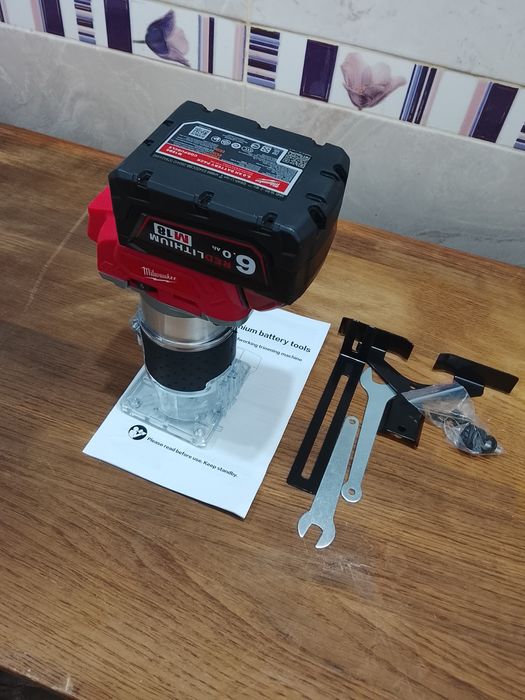 Freza pentru canturi Milwaukee cu o baterie de 6A Nou