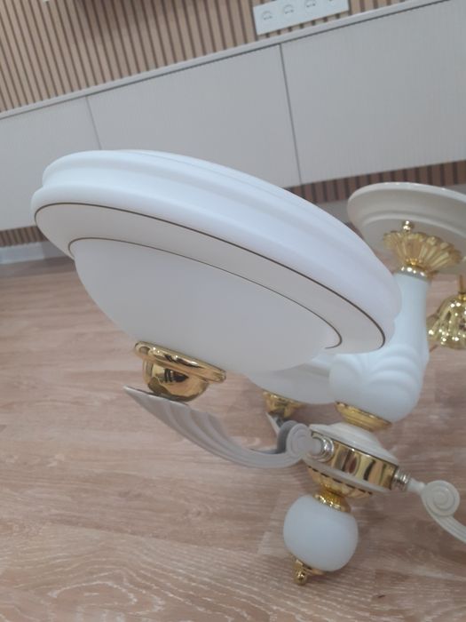 Продам  3-х рожковую люстру