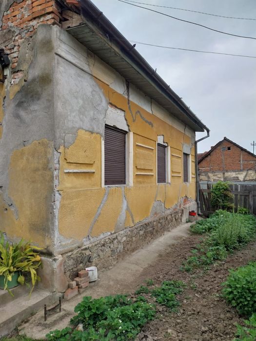 Casă de vanzare+ teren/anexe