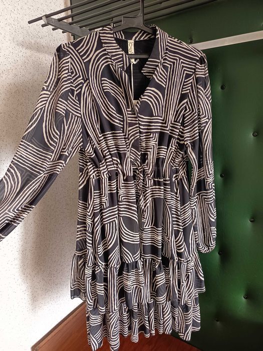 Рокля с волани и буфан ръкав