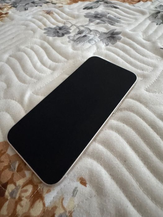 Vând iPhone 13 alb