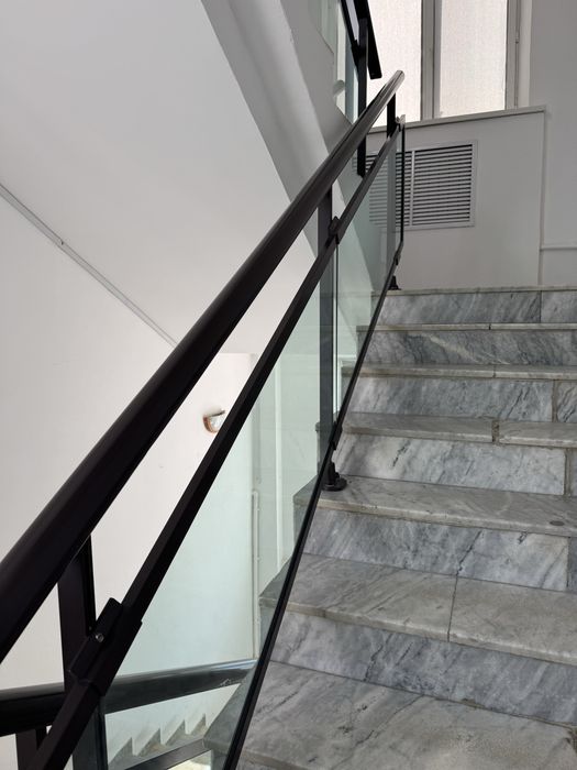 Перила из нержавеющей стали.