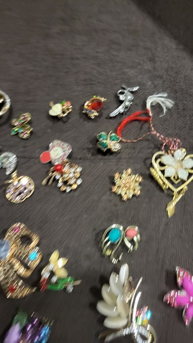 Vând set de 29 brose/mărțișoare