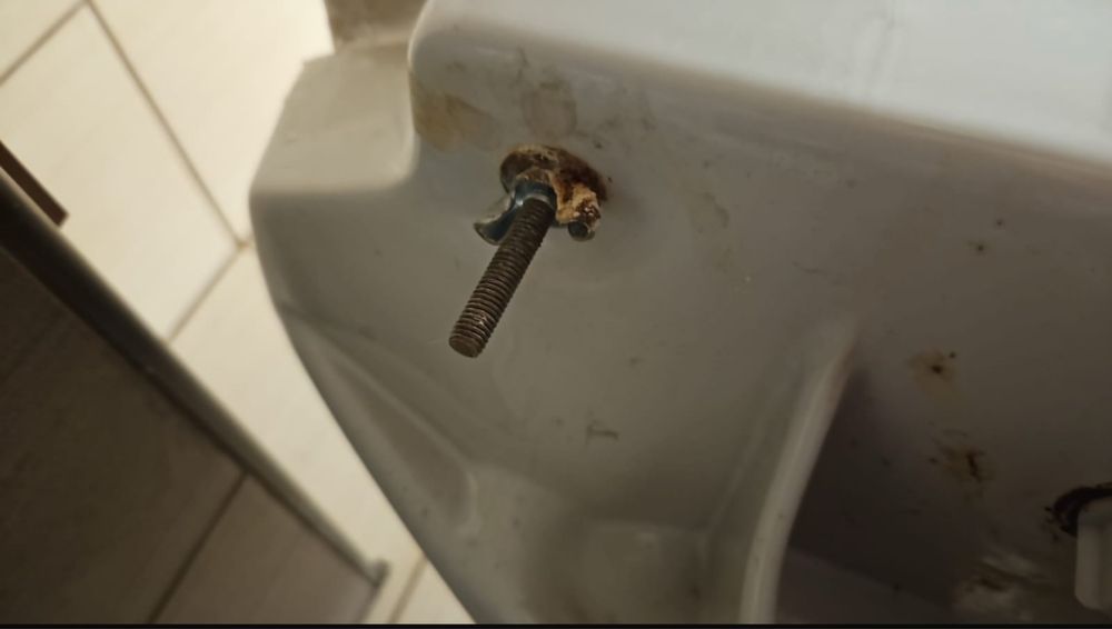 SET Vas wc cu rezervor (capac spart/fisurat)