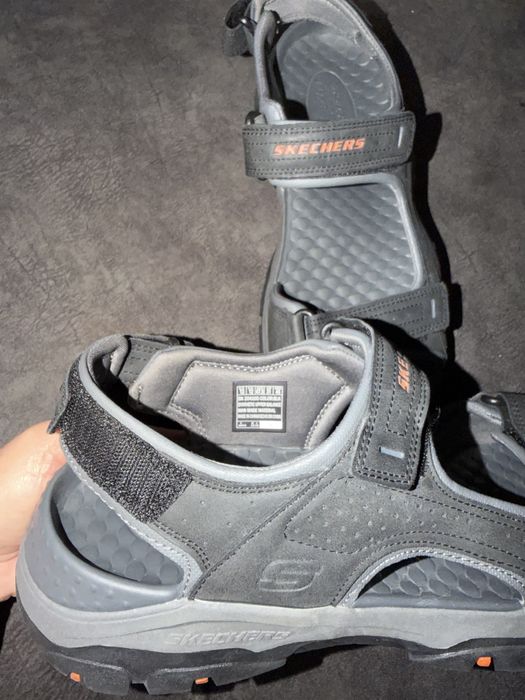 Vând sandale skechers