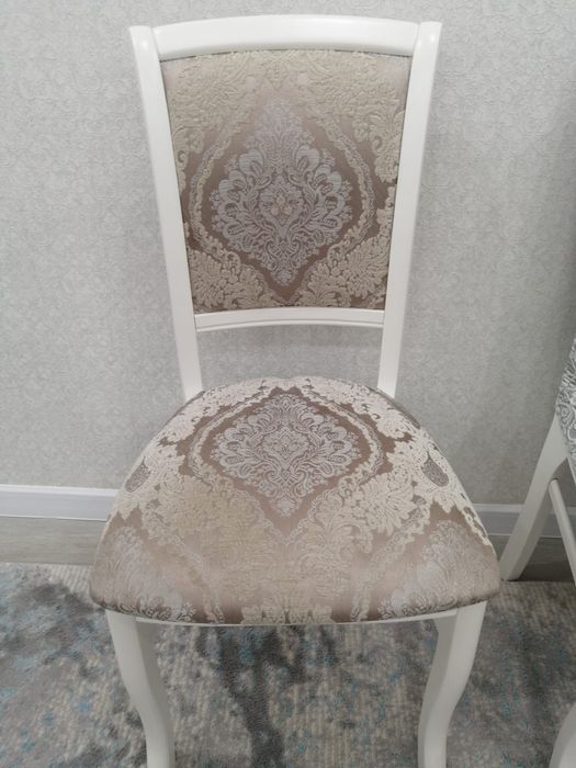 Срочно продам стол со стульями