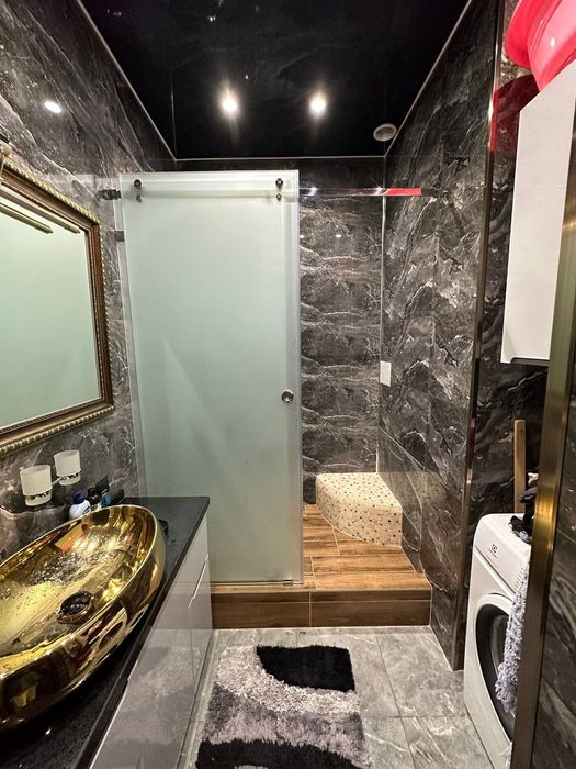 Продам свою 4 комнатную  квартиру 8й этаж 8 этажного дома