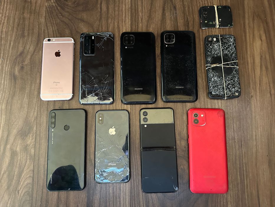 Телефони за части