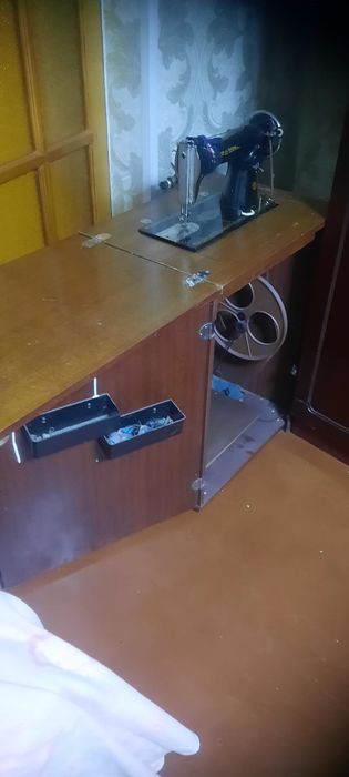 Продам стенку, швейную машинку