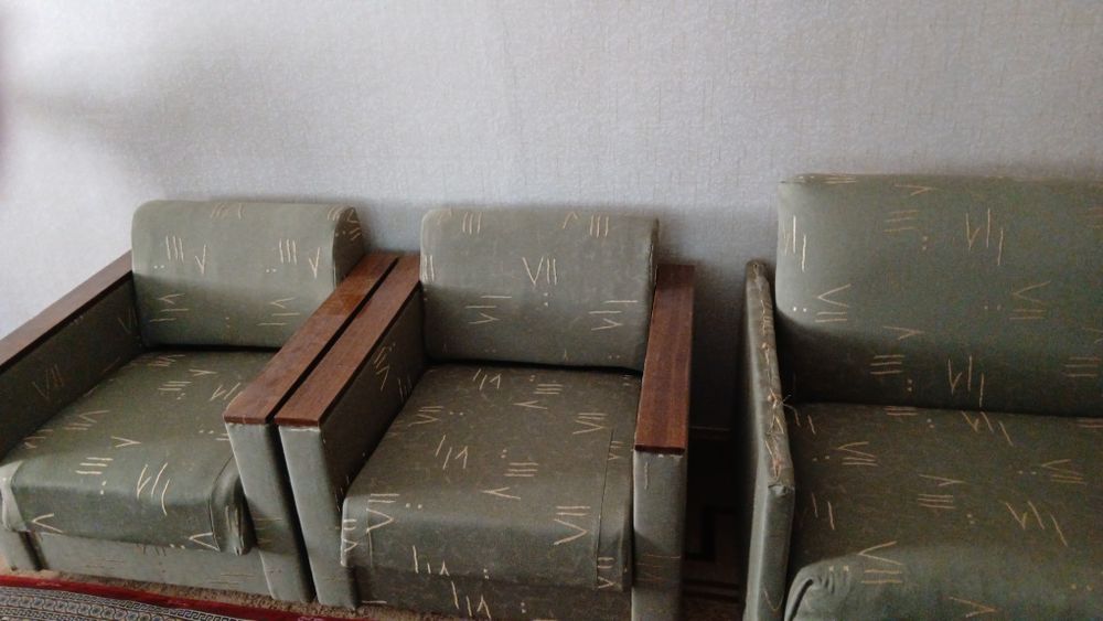 Продам 2 раскладных дивана и 2 кресла