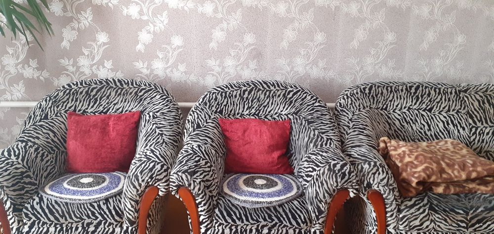 Уголок диван угловой и два кресла