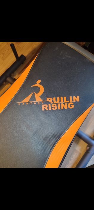 Лежанка със стойки за щанга.