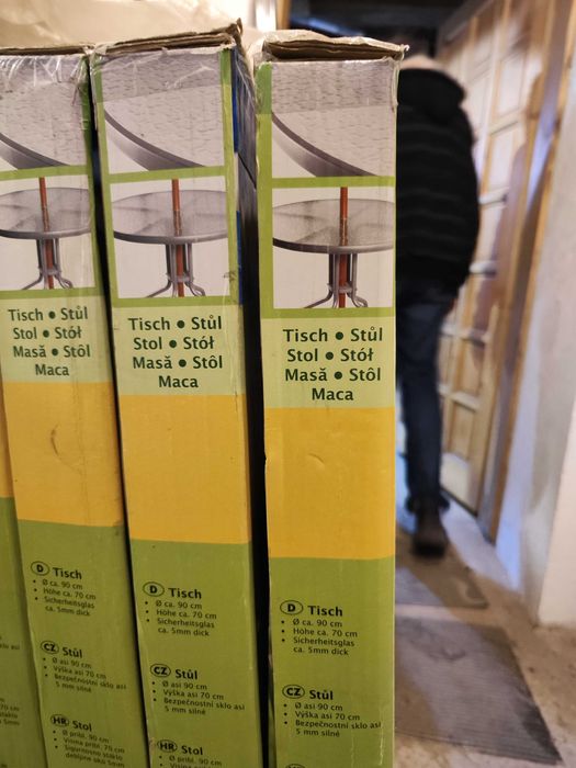 Градински:маса ,60 лв 2бр  кръгла,правоъгълна 1бр, душ 2 бр.20лв за бр