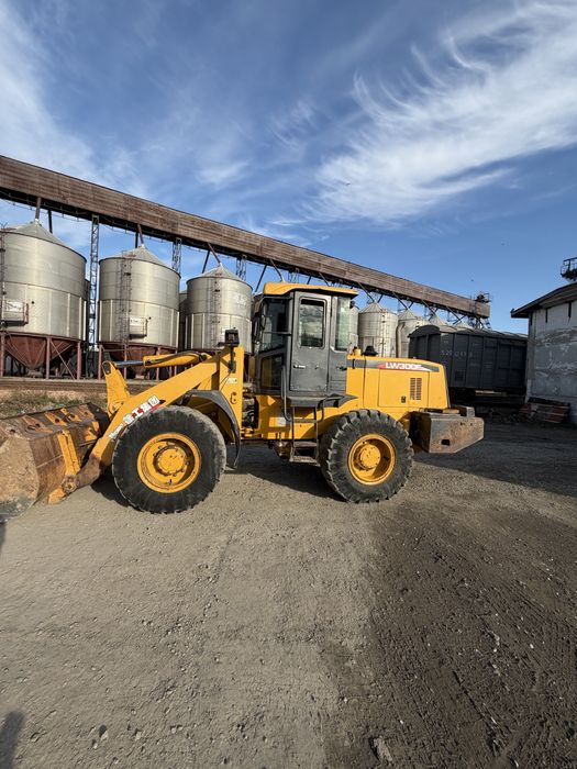 Продам фронтальный погрузчик LW300