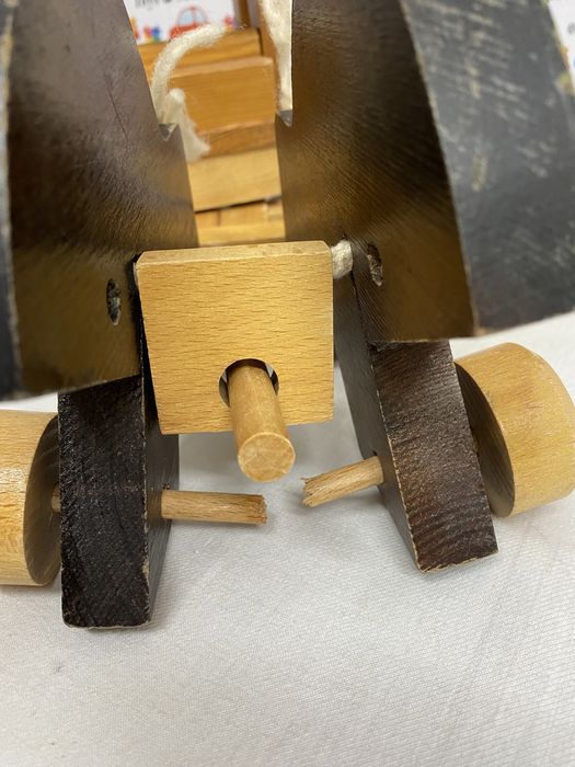 Caleașca cu cai din lemn