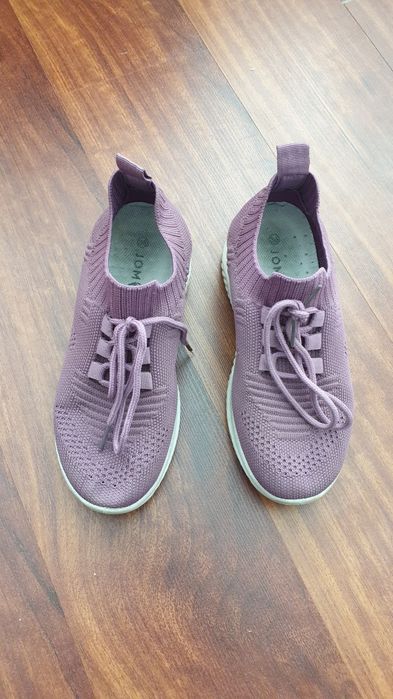 Продам кроссовки в хорошем состоянии .