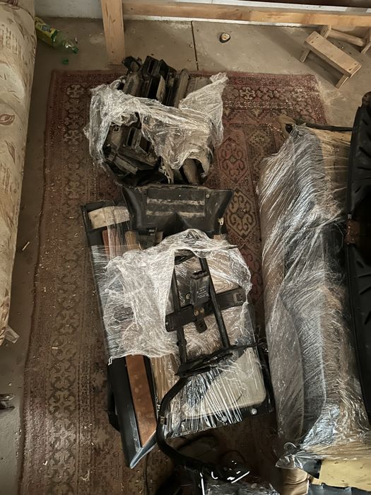 Бмв Е32 полный салон есть.