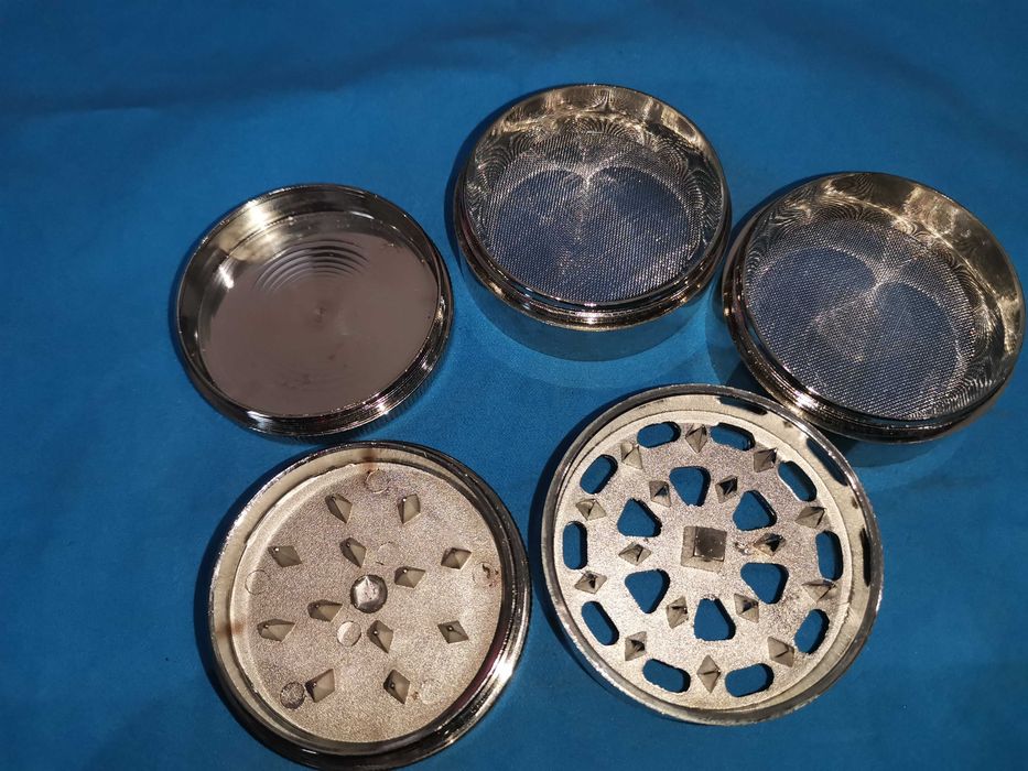 Macinator tutun si ierburi - grinder