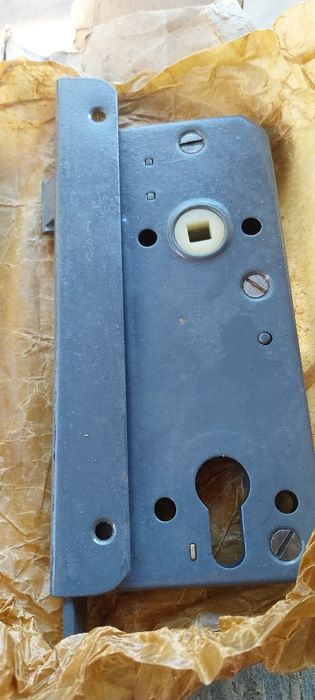 Брави и шилдове. Нови. 6 броя.