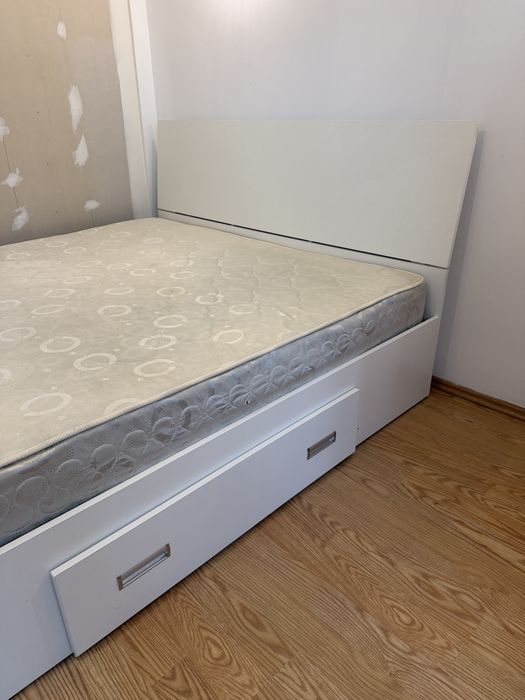 Pat 200x200 cm mare cu saltea cu tot pat mare in stare foarte buna