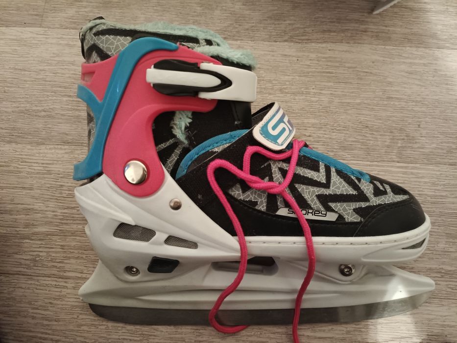 Коньки две пары.