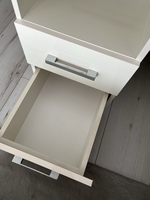 Продавам бяло бюро