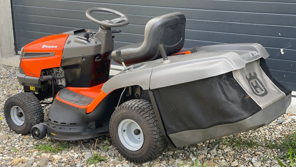 Tractoraș de tuns iarba/gazon Husqvarna 12.5 cai /An 2020 /Recent adus