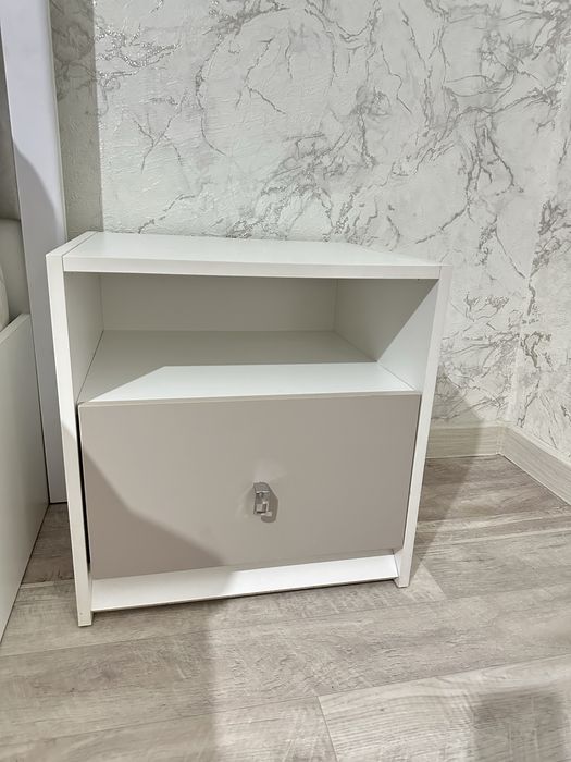 Кровать двуспальная  с матрасом+ 1 тумбы