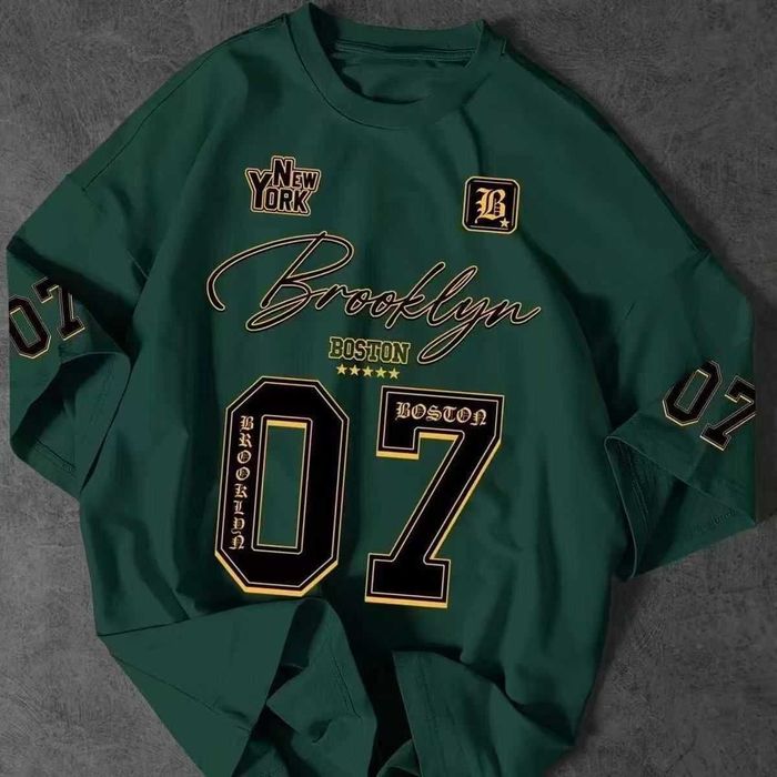 модная футболка.