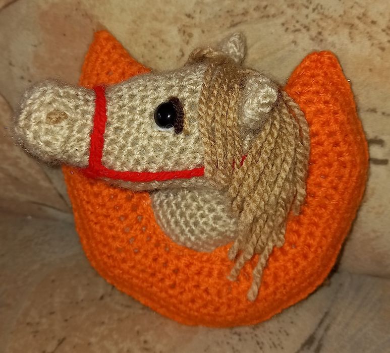 Вязаная голова лошади в подкове