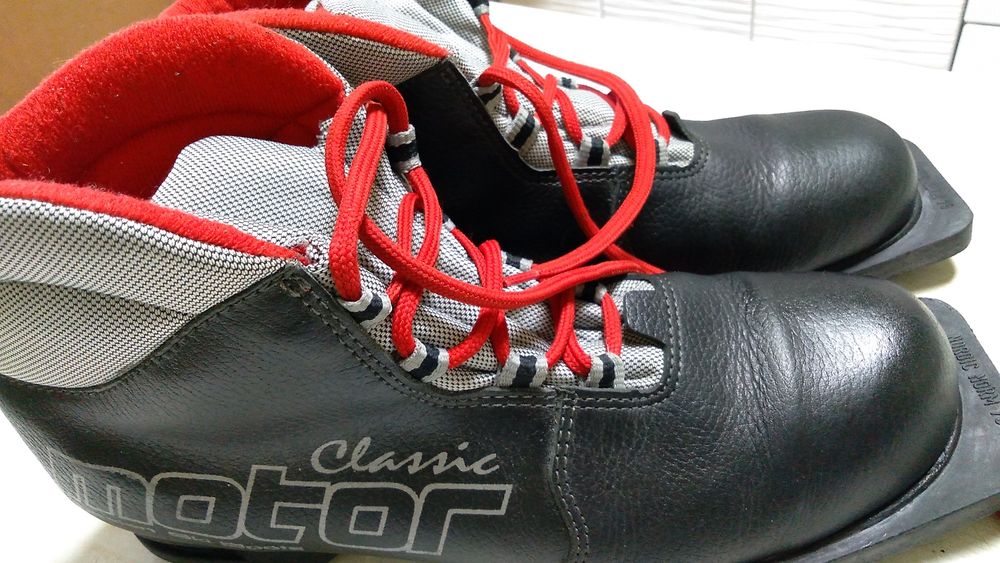 Продам мужские лыжные ботинки