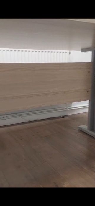 Vand masa crem solida cu regaj inaltime structura fier 150x80 cm aproape noua folosita 5 luni birou mobila dulap casa iasi centru ofer transport