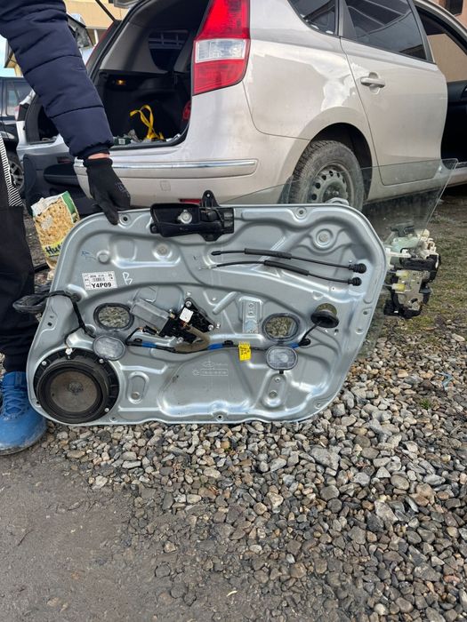 Vând,broasca dreapta fatahyundai i30 2008,geam,macara,motor geam boxsă