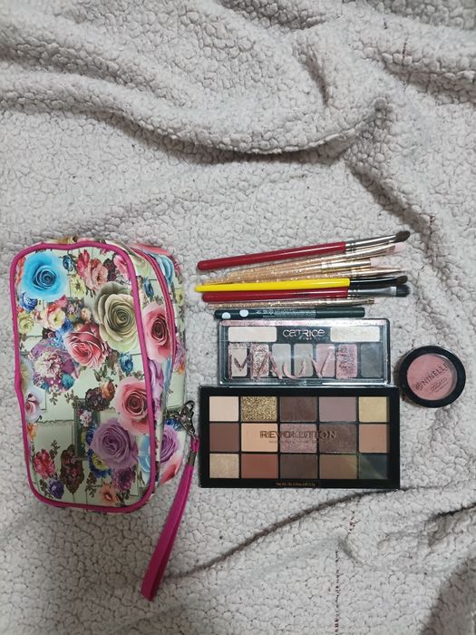 Косметика и косметичка (тени, карандаш, кисти, румяна)