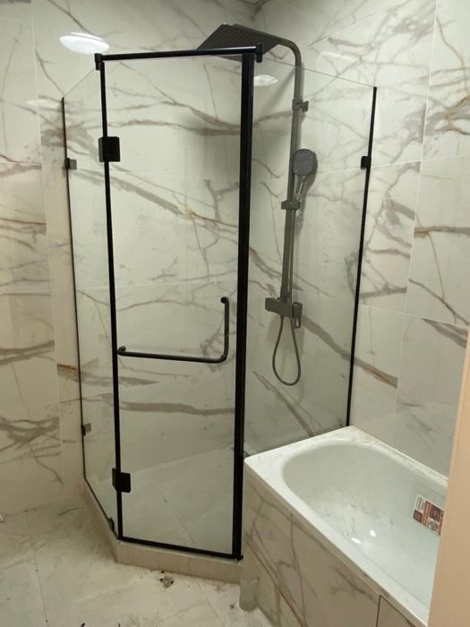 Стеклянные душевые кабины