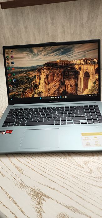 Asus vivobook  1 oy ishlatilgan holati yangi zõr