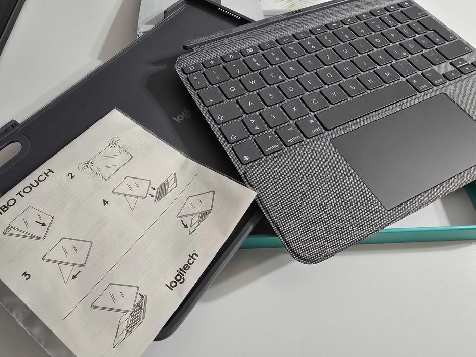 Husa cu tastatura si trackpad detasabile Logitech Combo Touch iPad Air